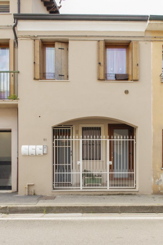 Scopri questo affascinante appartamento bilocale situato nella tranquilla e verdeggiante zona di ...