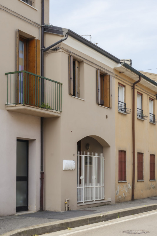 Scopri questo affascinante appartamento bilocale situato nella tranquilla e verdeggiante zona di ...