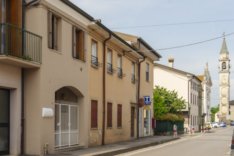 Scopri questo affascinante appartamento bilocale situato nella tranquilla e verdeggiante zona di ...