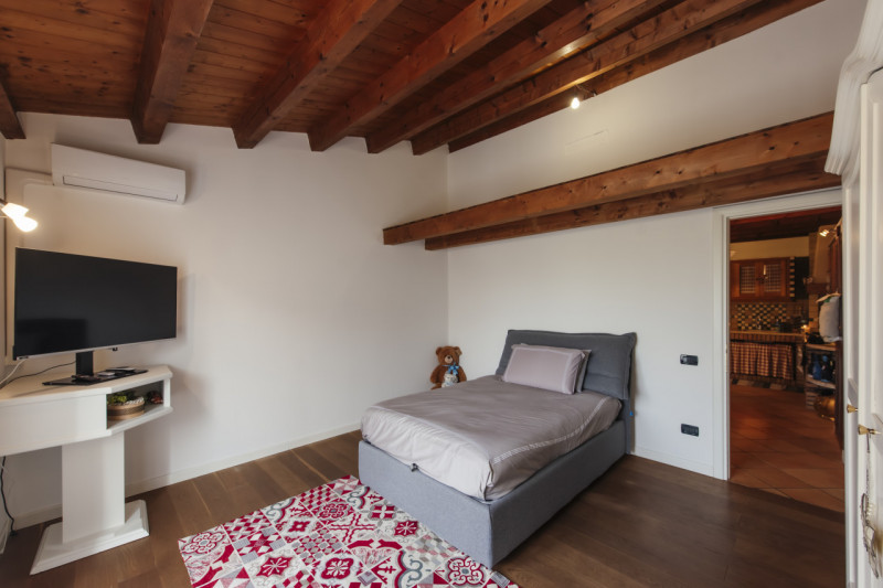 Scopri questo affascinante appartamento bilocale situato nella tranquilla e verdeggiante zona di ...