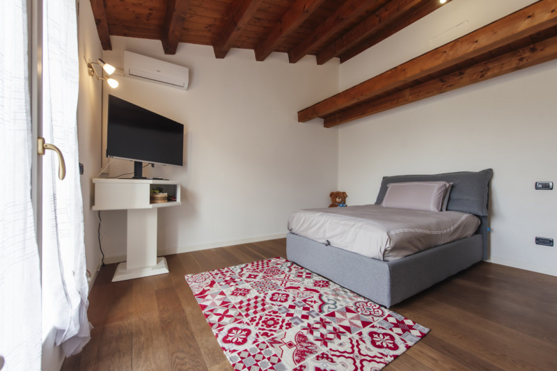 Scopri questo affascinante appartamento bilocale situato nella tranquilla e verdeggiante zona di ...