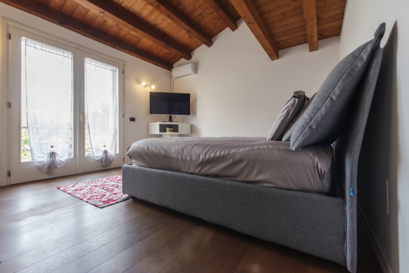 Scopri questo affascinante appartamento bilocale situato nella tranquilla e verdeggiante zona di ...
