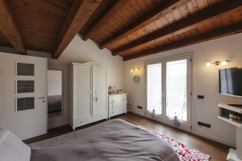 Scopri questo affascinante appartamento bilocale situato nella tranquilla e verdeggiante zona di ...