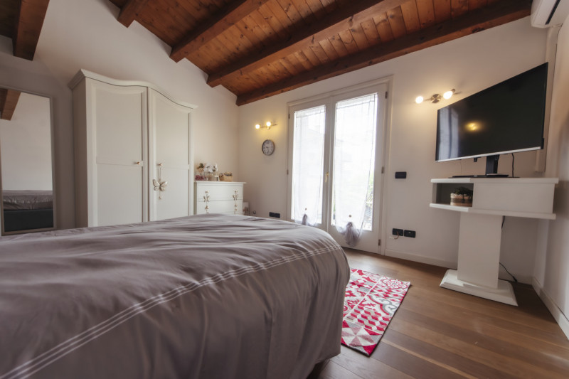 Scopri questo affascinante appartamento bilocale situato nella tranquilla e verdeggiante zona di ...