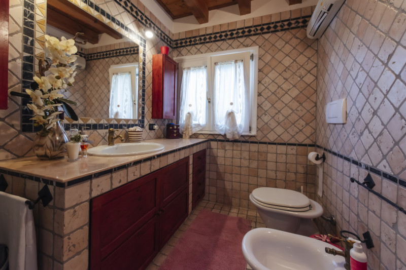 Scopri questo affascinante appartamento bilocale situato nella tranquilla e verdeggiante zona di ...