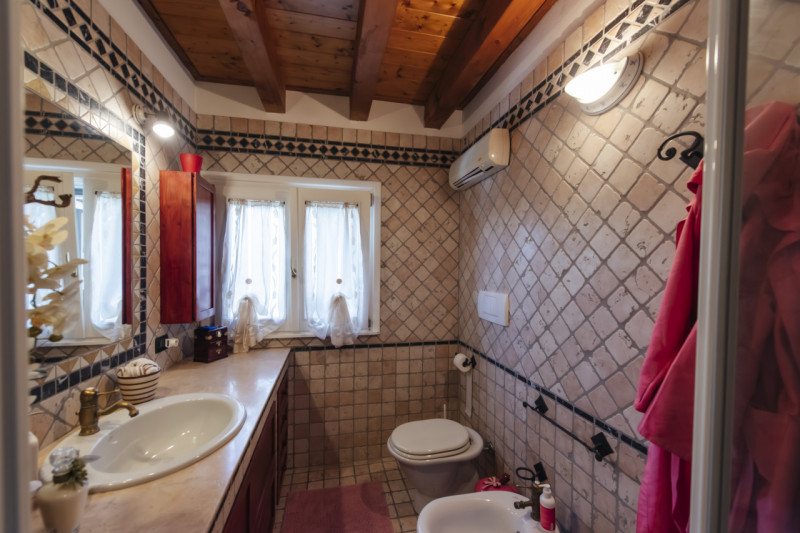 Scopri questo affascinante appartamento bilocale situato nella tranquilla e verdeggiante zona di ...