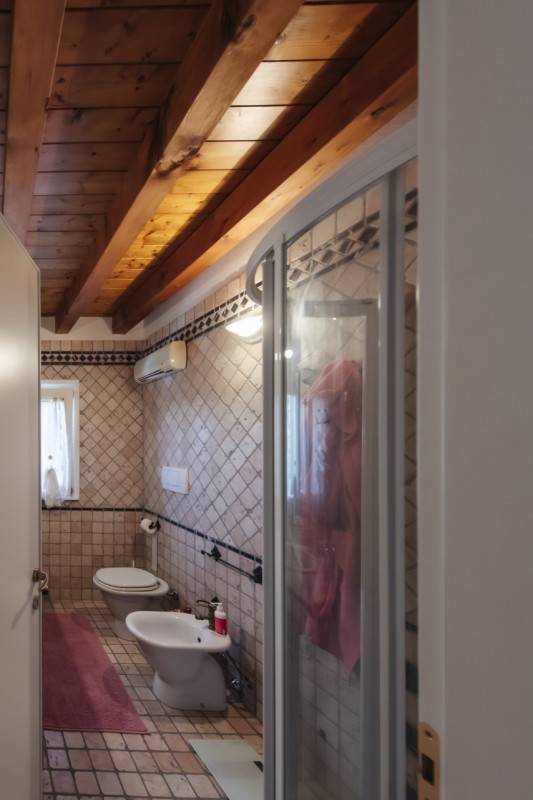 Scopri questo affascinante appartamento bilocale situato nella tranquilla e verdeggiante zona di ...