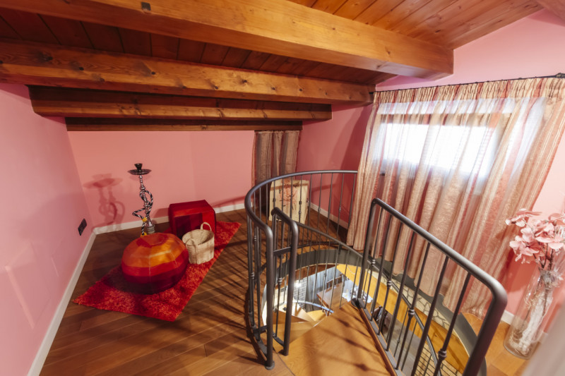 Scopri questo affascinante appartamento bilocale situato nella tranquilla e verdeggiante zona di ...