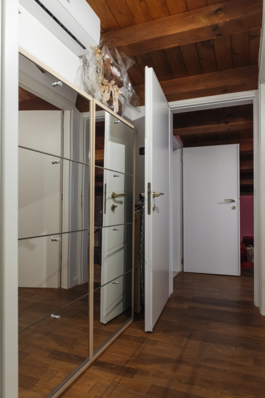 Scopri questo affascinante appartamento bilocale situato nella tranquilla e verdeggiante zona di ...