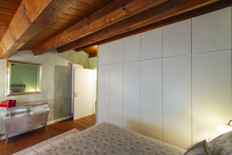 Scopri questo affascinante appartamento bilocale situato nella tranquilla e verdeggiante zona di ...