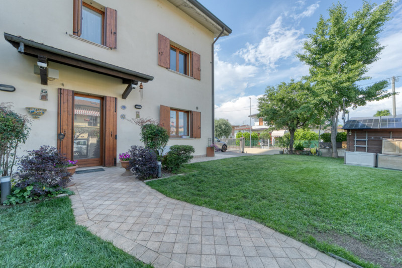 Nel cuore della tranquilla zona residenziale di Feriole/Montecchia, proponiamo in vendita una spl...