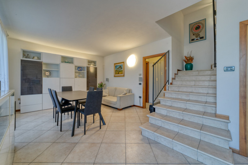 Nel cuore della tranquilla zona residenziale di Feriole/Montecchia, proponiamo in vendita una spl...