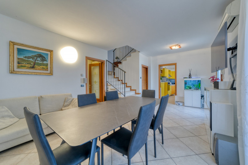 Nel cuore della tranquilla zona residenziale di Feriole/Montecchia, proponiamo in vendita una spl...
