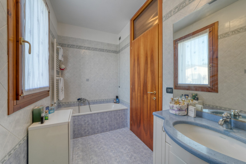 Nel cuore della tranquilla zona residenziale di Feriole/Montecchia, proponiamo in vendita una spl...