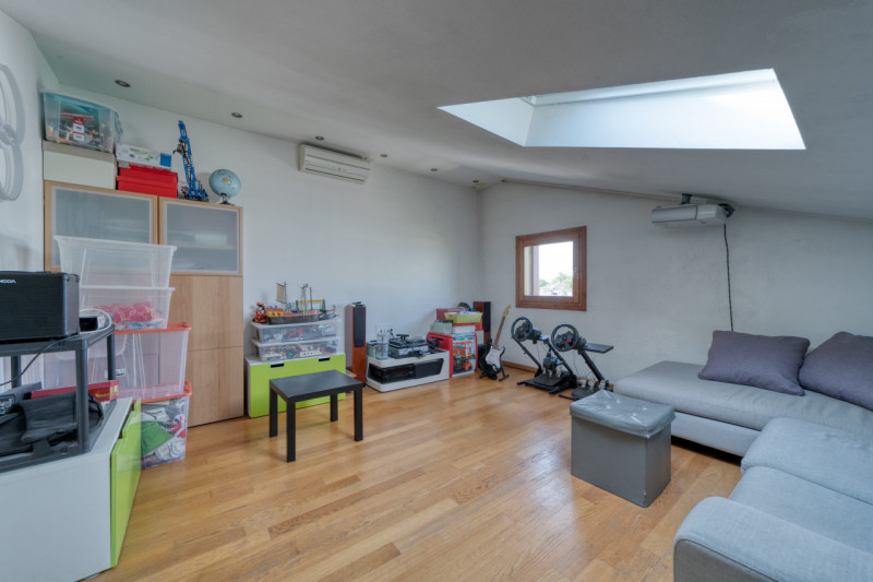 Nel cuore della tranquilla zona residenziale di Feriole/Montecchia, proponiamo in vendita una spl...