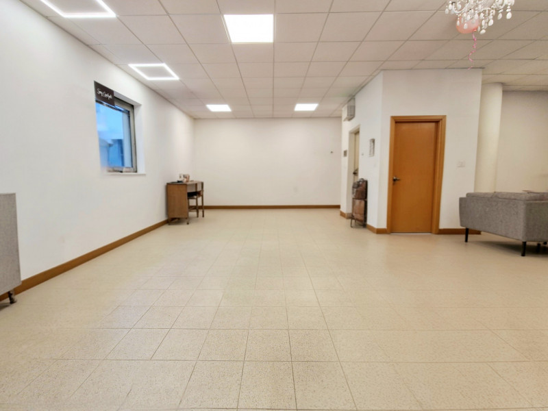 In una bella zona commerciale e direzionale, proponiamo in affitto negozio al piano terra di circ...