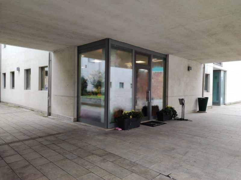 In una bella zona commerciale e direzionale, proponiamo in affitto negozio al piano terra di circ...