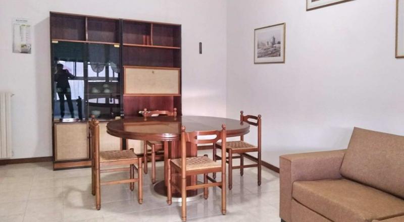 Appartamento luminoso e ben distribuito, composto da 2 camere da letto, studio, bagno, soggiorno,...