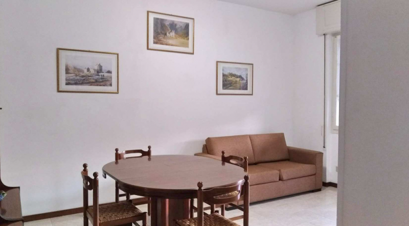 Appartamento luminoso e ben distribuito, composto da 2 camere da letto, studio, bagno, soggiorno,...