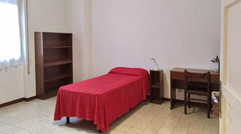 Appartamento luminoso e ben distribuito, composto da 2 camere da letto, studio, bagno, soggiorno,...