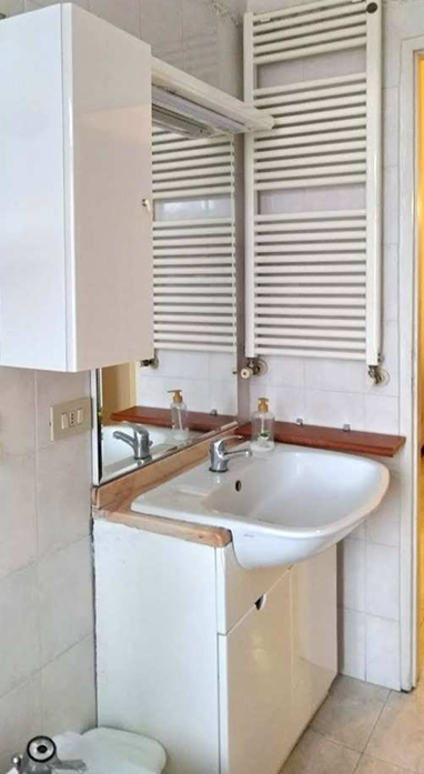 Appartamento luminoso e ben distribuito, composto da 2 camere da letto, studio, bagno, soggiorno,...