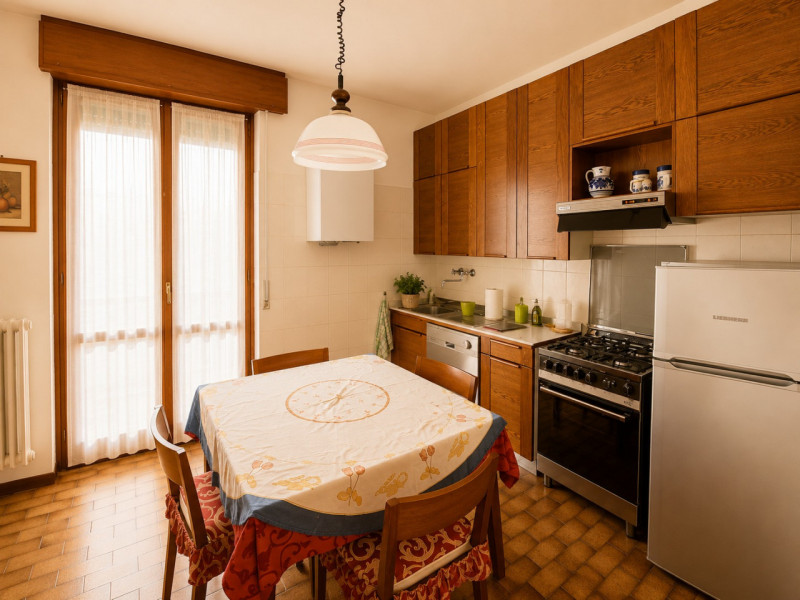 Proponiamo in vendita un appartamento degli anni ’80, situato al primo piano di un contesto condo...