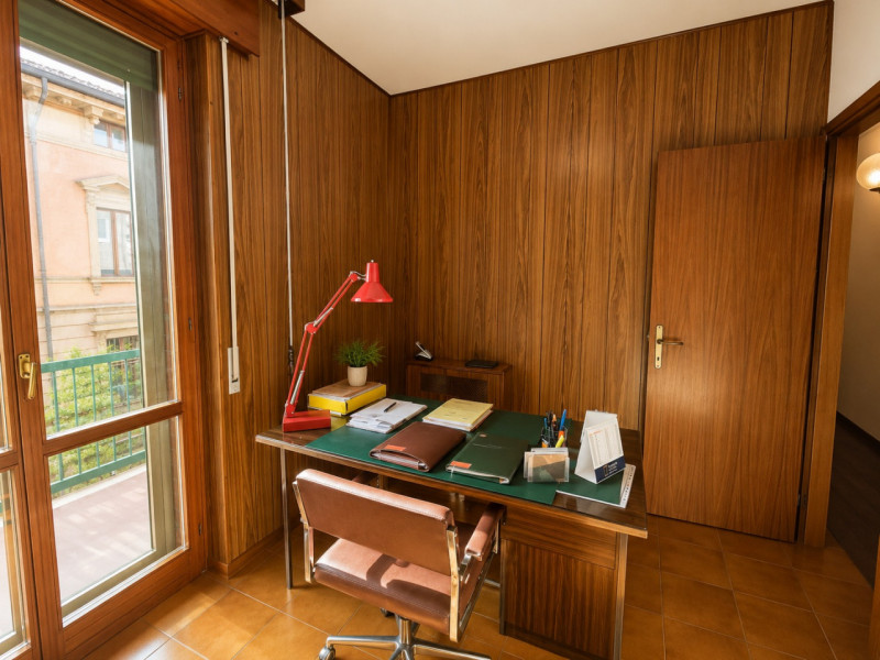 Proponiamo in vendita un appartamento degli anni ’80, situato al primo piano di un contesto condo...