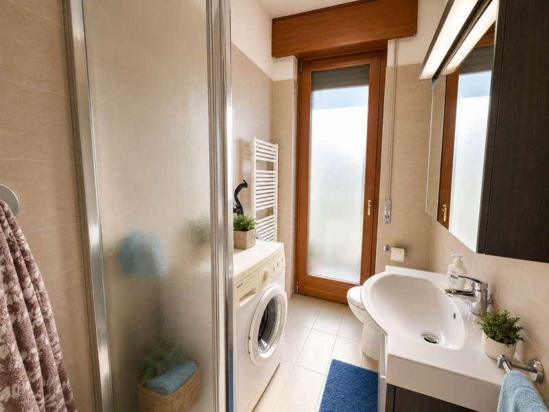 Proponiamo in vendita un appartamento degli anni ’80, situato al primo piano di un contesto condo...