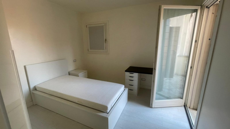 piazza della frutta in un palazzo interamente ristrutturato di recente affittasi esclusivo appart...