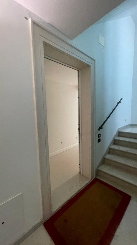 piazza della frutta in un palazzo interamente ristrutturato di recente affittasi esclusivo appart...