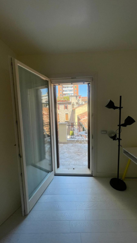 piazza della frutta in un palazzo interamente ristrutturato di recente affittasi esclusivo appart...