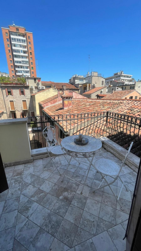 piazza della frutta in un palazzo interamente ristrutturato di recente affittasi esclusivo appart...