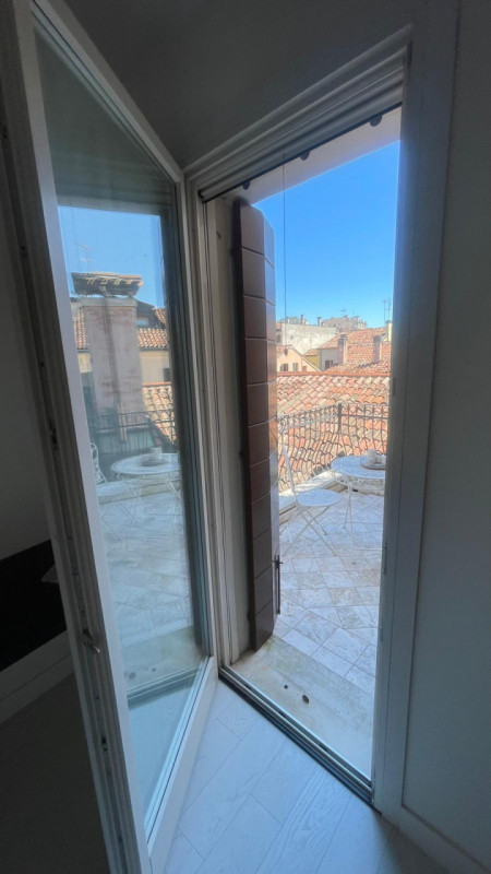 piazza della frutta in un palazzo interamente ristrutturato di recente affittasi esclusivo appart...