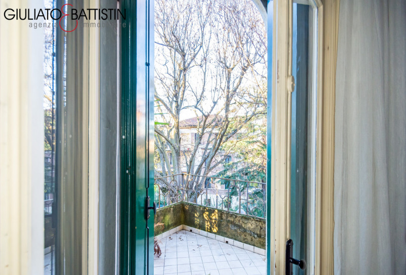 - SOLO CONTATTI VIA EMAIL a info@giuliatobattistin.it
VICENZA: in posizione panoramica, proponiam...