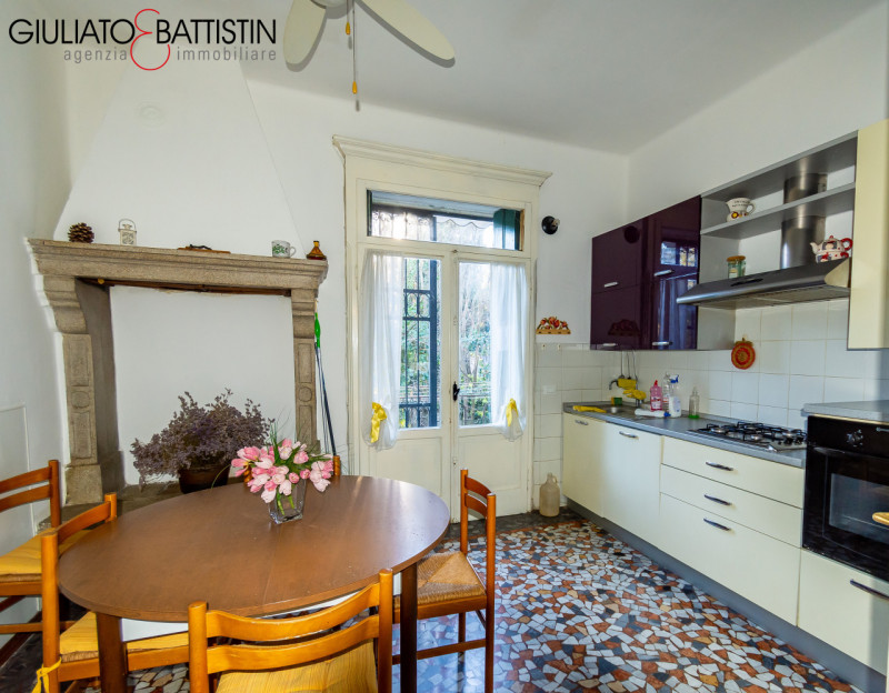 - SOLO CONTATTI VIA EMAIL a info@giuliatobattistin.it
VICENZA: in posizione panoramica, proponiam...
