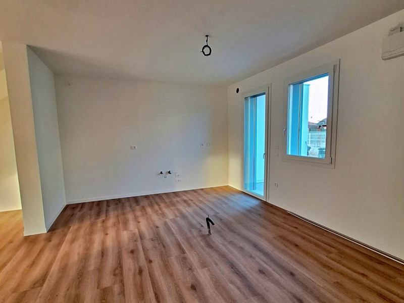 SCHIERA DI TESTA DI NUOVA COSTRUZIONE A SANTA MARIA DI CAMISANO VICENTINO - Rif. 8398
In quartier...