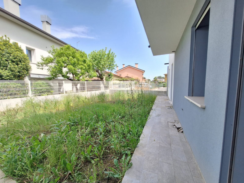 SCHIERA DI TESTA DI NUOVA COSTRUZIONE A SANTA MARIA DI CAMISANO VICENTINO - Rif. 8398
In quartier...