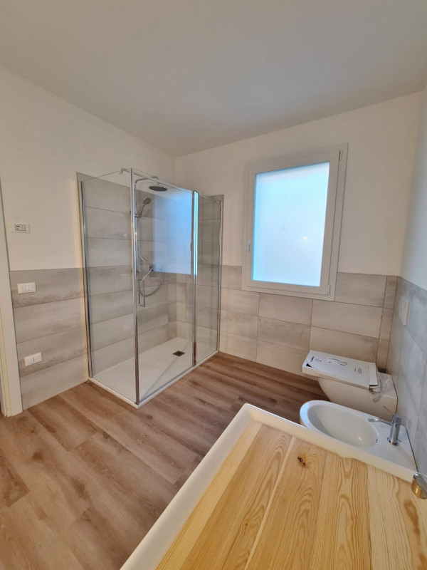 SCHIERA DI TESTA DI NUOVA COSTRUZIONE A SANTA MARIA DI CAMISANO VICENTINO - Rif. 8398
In quartier...