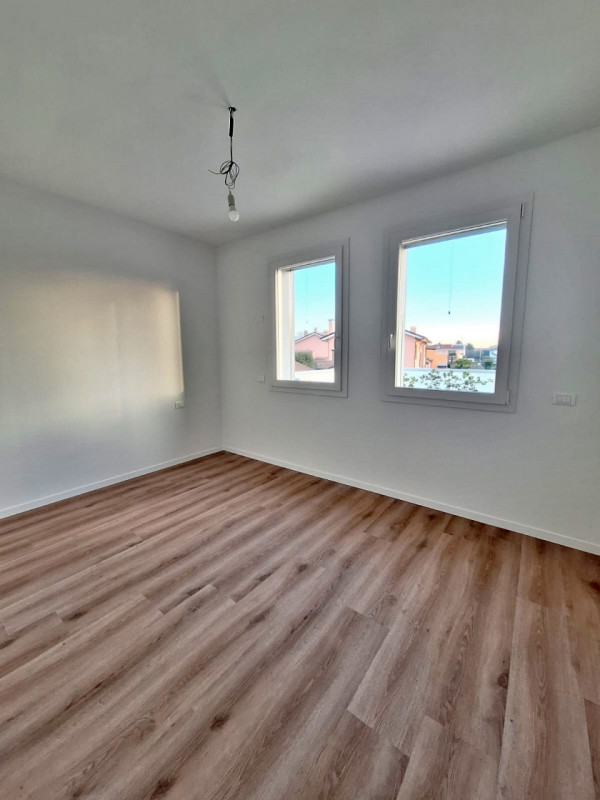 SCHIERA DI TESTA DI NUOVA COSTRUZIONE A SANTA MARIA DI CAMISANO VICENTINO - Rif. 8398
In quartier...