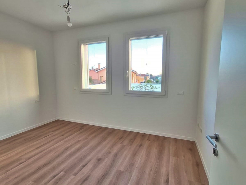 SCHIERA DI TESTA DI NUOVA COSTRUZIONE A SANTA MARIA DI CAMISANO VICENTINO - Rif. 8398
In quartier...