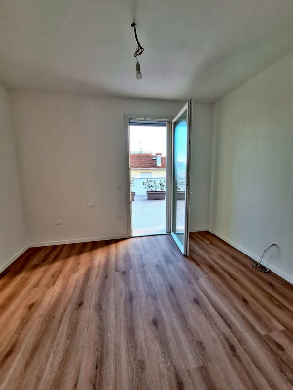SCHIERA DI TESTA DI NUOVA COSTRUZIONE A SANTA MARIA DI CAMISANO VICENTINO - Rif. 8398
In quartier...