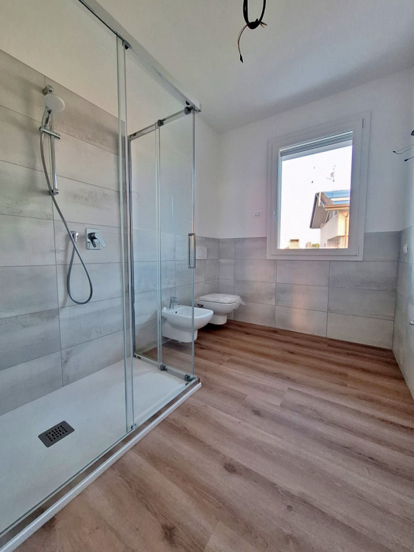 SCHIERA DI TESTA DI NUOVA COSTRUZIONE A SANTA MARIA DI CAMISANO VICENTINO - Rif. 8398
In quartier...