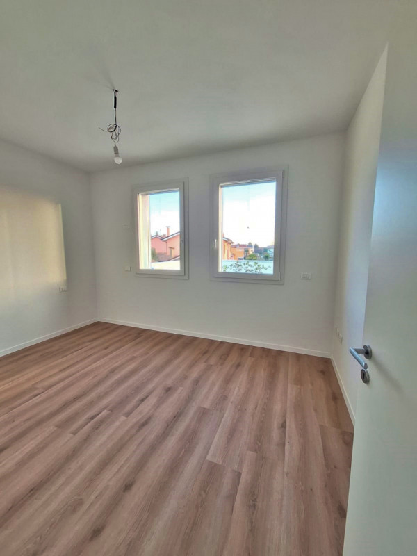 SCHIERA DI TESTA DI NUOVA COSTRUZIONE A SANTA MARIA DI CAMISANO VICENTINO - Rif. 8398
In quartier...