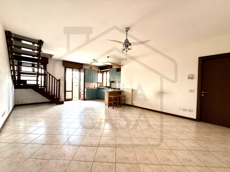 DUE CARRARE - In quartiere residenziale, centrale, ampio e luminoso appartamento duplex al primo ...