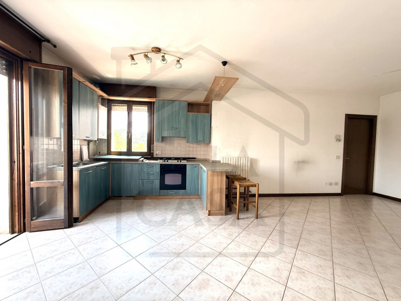 DUE CARRARE - In quartiere residenziale, centrale, ampio e luminoso appartamento duplex al primo ...
