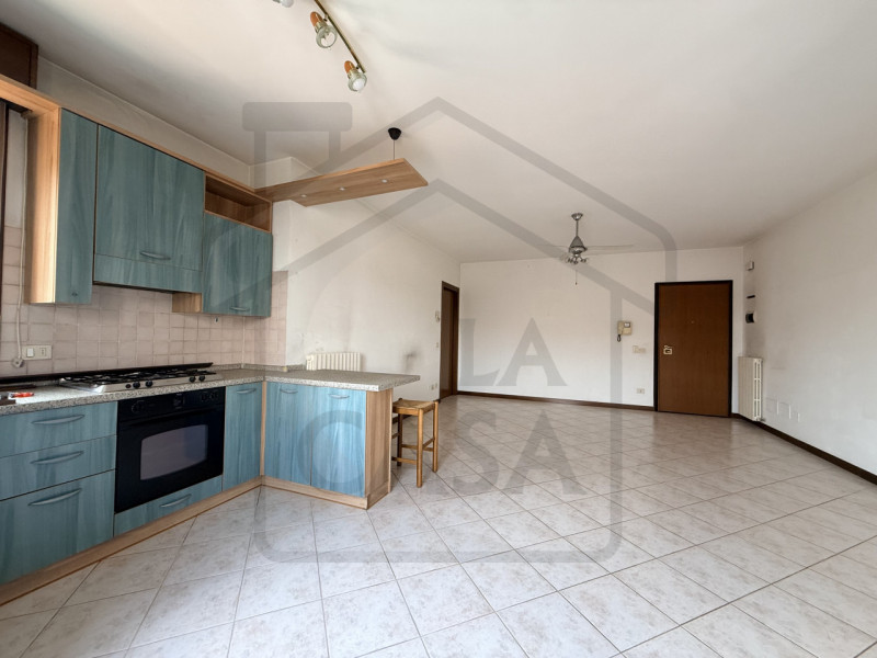 DUE CARRARE - In quartiere residenziale, centrale, ampio e luminoso appartamento duplex al primo ...