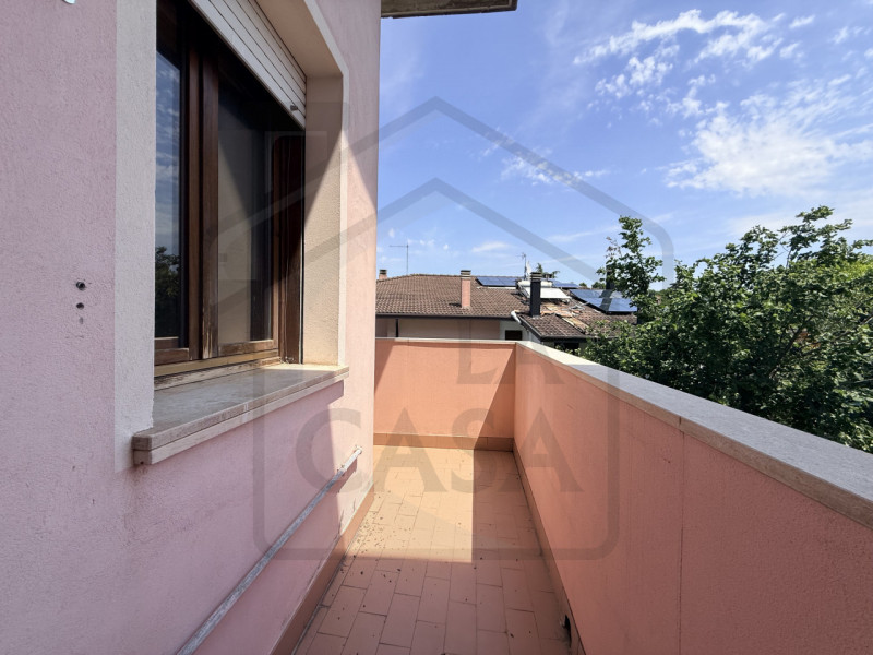 DUE CARRARE - In quartiere residenziale, centrale, ampio e luminoso appartamento duplex al primo ...