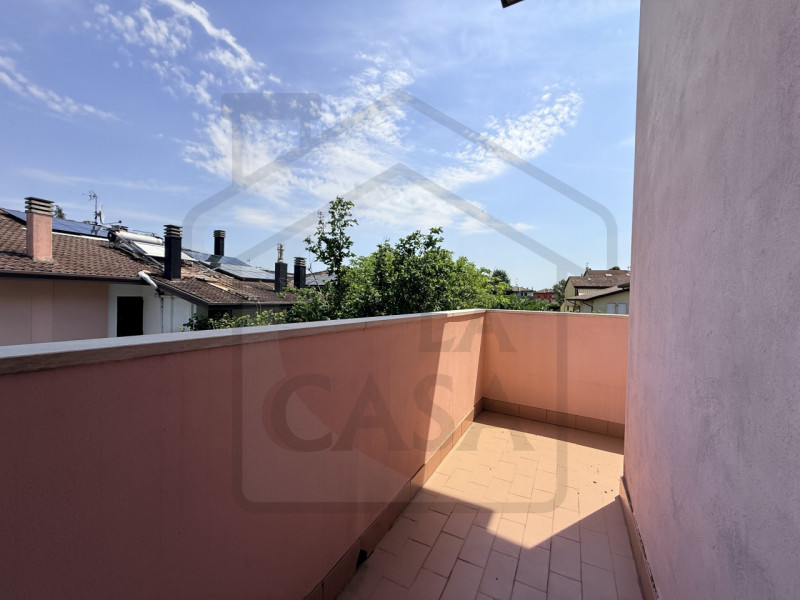 DUE CARRARE - In quartiere residenziale, centrale, ampio e luminoso appartamento duplex al primo ...
