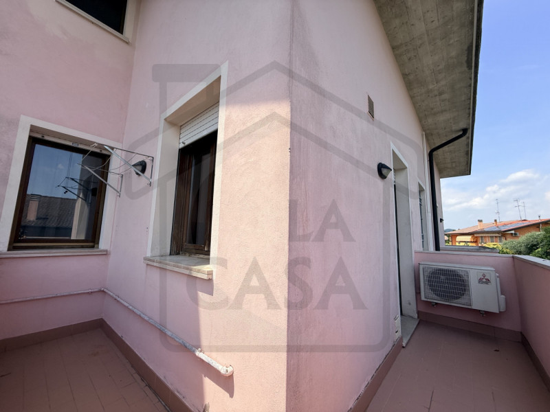 DUE CARRARE - In quartiere residenziale, centrale, ampio e luminoso appartamento duplex al primo ...