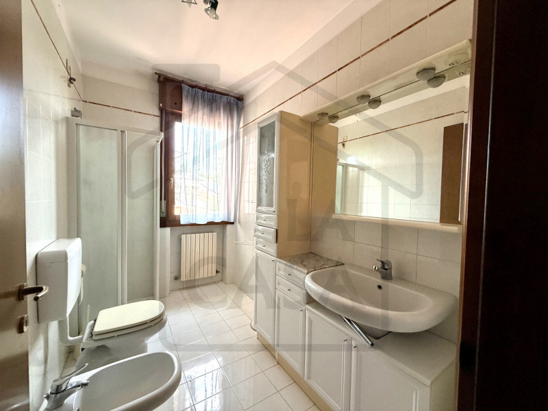 DUE CARRARE - In quartiere residenziale, centrale, ampio e luminoso appartamento duplex al primo ...